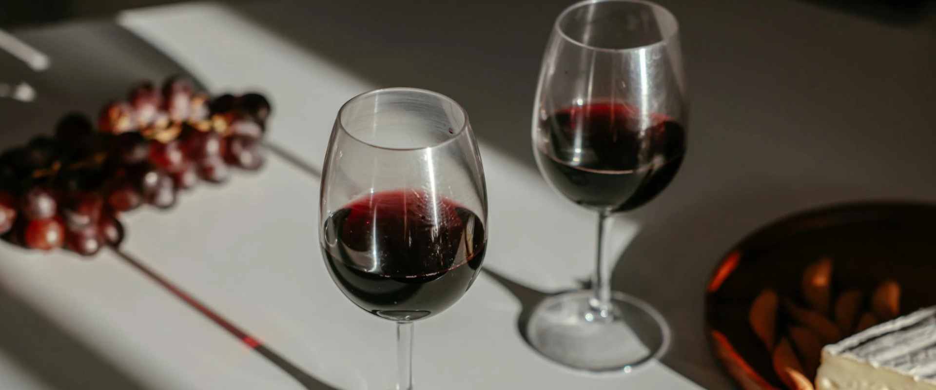 Syrah vs Cabernet Sauvignon: Ultimate Comparison of Aroma, Texture & Pairing Potential